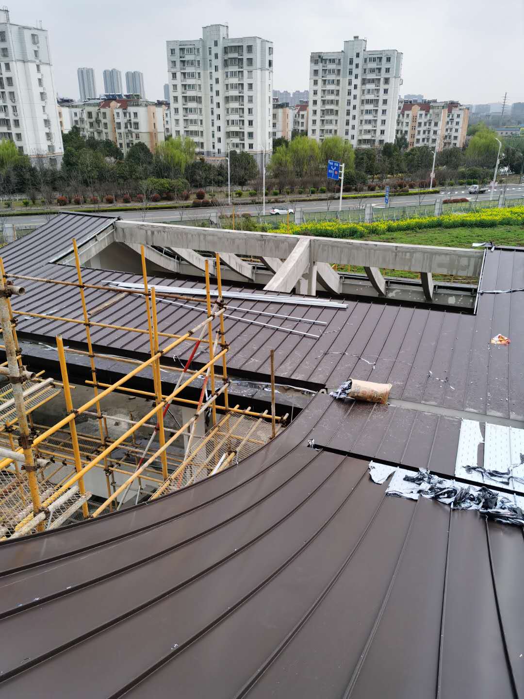 厂家定制（zhì）别墅住宅0.9mm65-420/430型（xíng）铝镁锰屋面（miàn）板 铝镁锰板3004